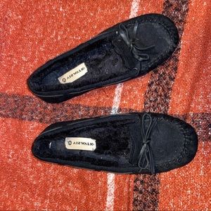 Black fuzzy slippers